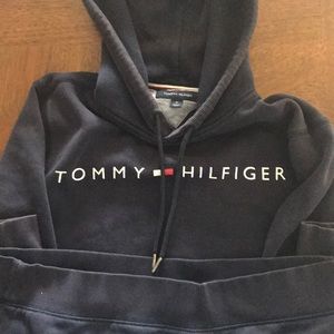 Medium Tommy Hilfiger pull-over jacket.